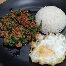 ข้าวกระเพราไข่ดาว