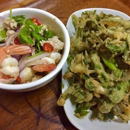 ยำผักบุ้งทอดกรอบ