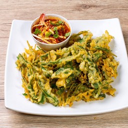 ยำผักบุ้งกรอบ