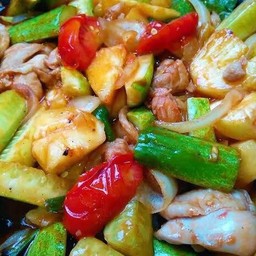 ผัดเปรี้ยวหวานราดข้าว