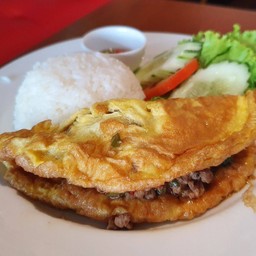 ข้าวไข่ยัดไส้กะเพราหมูสับ