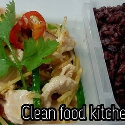 ข้าวไรซ์เบอรี่+อกไก่ผัดขิง