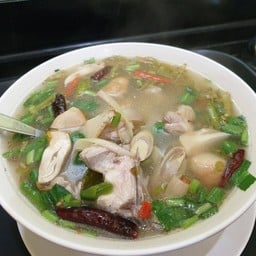 ต้มยำไก่บ้านใบมะขามอ่อน