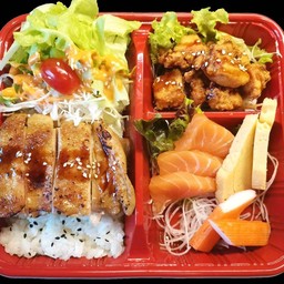 ข้าวหน้าไก่เทอริยากิ ไก่คาระเกะ และซาชิมิแซลมอนปูอัดไข่หวาน