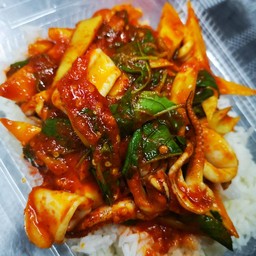 ข้าวราดพริกแกงปลาหมึกหน่อไม้