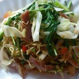ชายสี่บะหมี่เกี๊ยว ข้าวหมูเเดง-หมูกรอบ ข้าวขาหมู