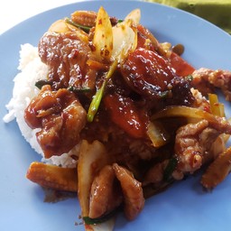 ผัดน้ำพริกเผาราดข้าว