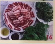 หมูสามชั้นย่างเสริฟกับน้ำจิ้มสไตล์เกาหลีและสลัดผัก