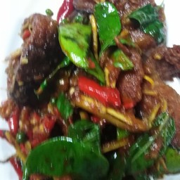 ปลาดุกผัดพริกแกง