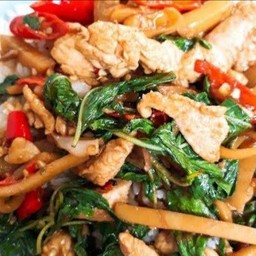 ข้าวกะเพราไก่หน่อไม้