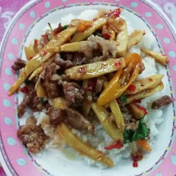 ข้าวกะเพราเนื้อหน่อไม้