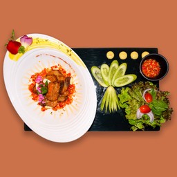 สลัดหมูกรอบสไปซี่