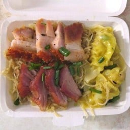 บะหมี่เกี๊ยวหมูแดง+หมูกรอบ