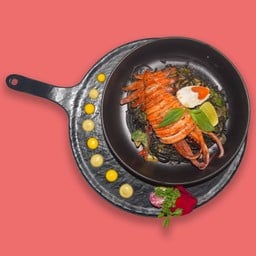 สปาเก็ตตี้เส้นดำปลาหมึก ผัดซอสไข่เค็มสไปซี่