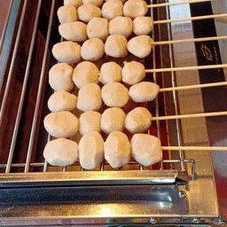 อาปลาลูกชิ้นปิ้ง