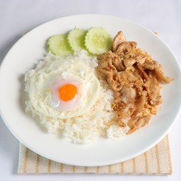 ข้าวหมูกระเทียมไข่ดาว