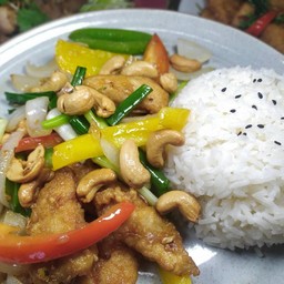 ข้าวราดไก่กรอบผัดเม็ดมะม่วง