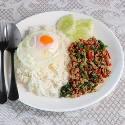 ข้าวราดกระเพราหมูสับไข่ดาว