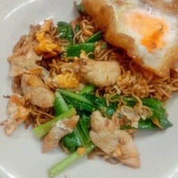 [อร่อยซ่ากับโค้ก] ผัดซี้อิ้วไก่ เส้นมาม่าไข่ดาว +  โค้ก ไม่มีน้ำตาล (ขวด)