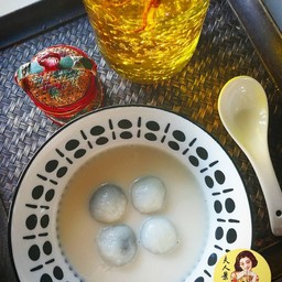 บัวลอยงาดำนมสดร้อน