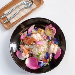 ยำวุ้นเส้นกุ้งสด กลีบบัว อัญชัน