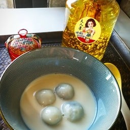 บัวลอยงาดำน้ำเต้าหู้ร้อน