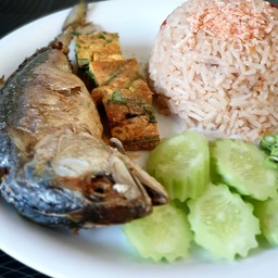 ข้าวผัดน้ำพริกกะปิ-ปลาทูทอด