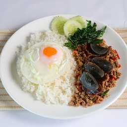 ข้าวราดไข่เยี่ยวม้ากระเพรากรอบ