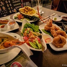 Sky Lounge โรงแรมใบหยก 1