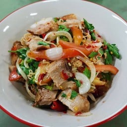 วุ้นเส้นเหนียวนุ่มผสมกับเส้นมาม่าอย่างลงตัว​ ยำคู่กับหมูกรอบชิ้นโตๆ​รสชาติแซ่บถึ