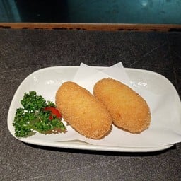 เนื้อกุ้งบดผสมนมและเกร็ดขนมปังทอด