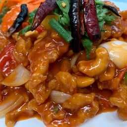 ไก่ผัดเม็ดมะม่วงหิมพานต์ stir fried chicken with cashew nuts