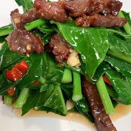 ผัดคะน้าเนื้อแดดเดียว stir fried kales with dried beef