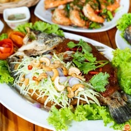 “ปลากะพง 2 ใจ” (ราคา 480 บาท) หนึ่งเมนูแต่ฟินได้ถึงสองรสชาติ จะราดพริก หรือราดน้