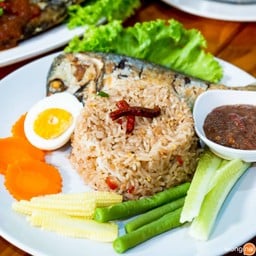 “ข้าวผัดน้ำพริกปลาทู” (ราคา 80 บาท) ข้าวสวยร้อน ๆ คลุกเคล้าน้ำพริกกะปิสูตรพิเศษท