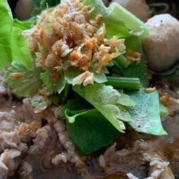 ก๋วยเตี๋ยวน้ำเนื้อ noodle soup with beef