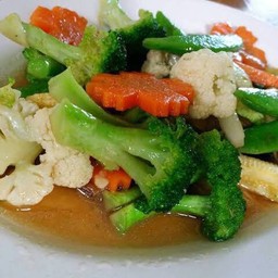 ผัดผักรวมกับข้าว