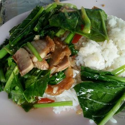 คะน้าหมูกรอบ