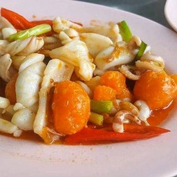 ปลาหมึกผัดไข่แดงเค็ม (ไข่แดง)