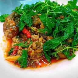 ไข่เยี่ยวม้ากะเพรากรอบ