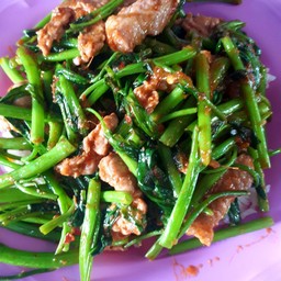 ข้าวผัดพริกแกงผักบุ้งหมูชิ้น