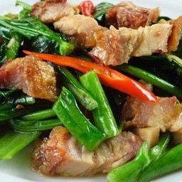 คะน้าหมูกรอบ ราดข้าว