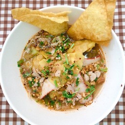 เส้นใหญ่ ต้มยำหมู น้ำ