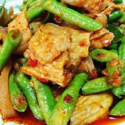 ผัดพริกแกง