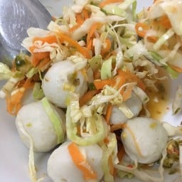 ยำลูกชิ้นปลาแท้ by น้องนิว