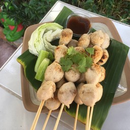 ลูกชิ้นปิ้ง ภูเขาทองน้ำจิ้มรสเด็ด