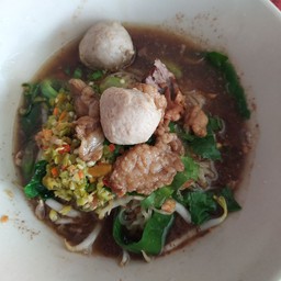 บะหมี่หมกใส่ทุกอย่างมันลอย