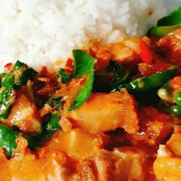 ข้าวผัดพริกแกงหมูกรอบ