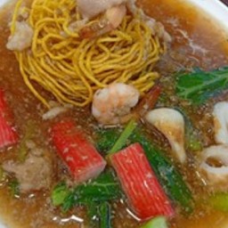 ราดหน้าบะหมี่กรอบทะเล (ร้านราดหน้า-สุกี้ สยามอินเตอร์)