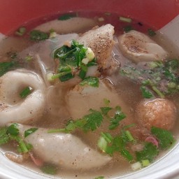 ก๋วยเตี๋ยวลูกชิ้นปลา